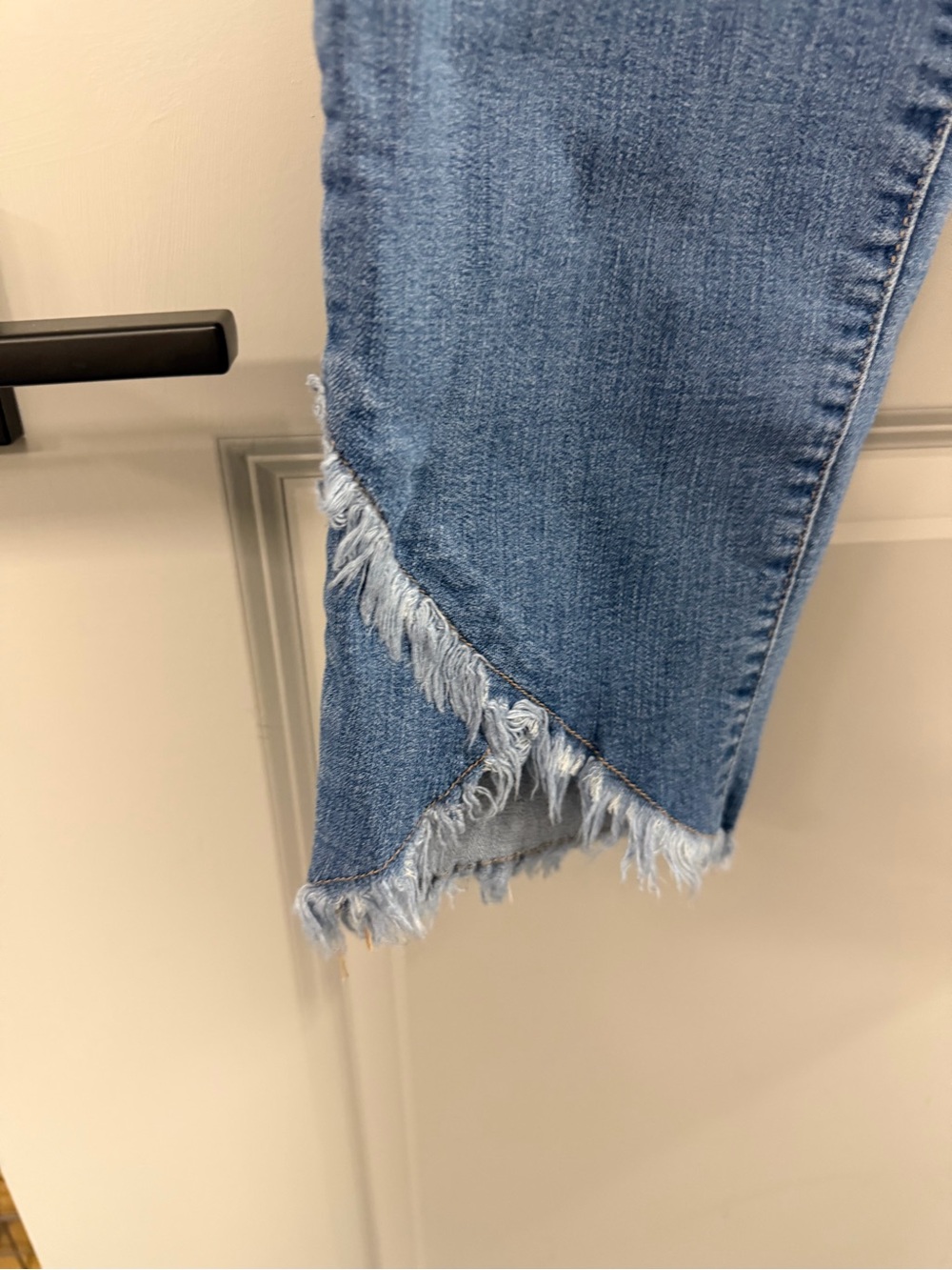 1822 Denim Light Blue Cropped Frayed Hem Jeans - Picture 2 of 6